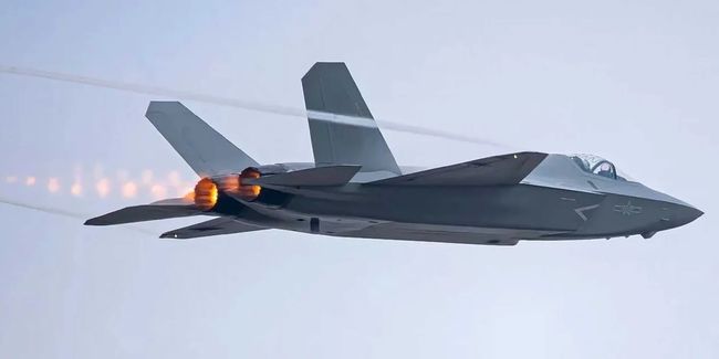 Китайські розробники вперше успішно запустили винищувач J-35 з авіаносця Fujian