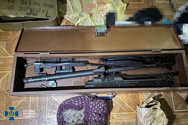 СБУ та Нацполіція затримали ще 4-х ділків, які намагалися налагодити незаконний продаж «трофейної» зброї в Україні СБУ та Нацполіція затримали ще 4-х ділків, які намагалися налагодити незаконний продаж «трофейної» зброї в Україні