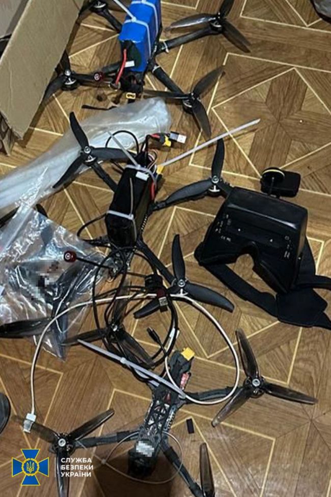 СБУ та Нацполіція затримали ще 4-х ділків, які намагалися налагодити незаконний продаж «трофейної» зброї в Україні СБУ та Нацполіція затримали ще 4-х ділків, які намагалися налагодити незаконний продаж «трофейної» зброї в Україні