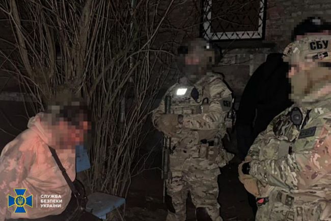 СБУ та Нацполіція затримали ще 4-х ділків, які намагалися налагодити незаконний продаж «трофейної» зброї в Україні СБУ та Нацполіція затримали ще 4-х ділків, які намагалися налагодити незаконний продаж «трофейної» зброї в Україні