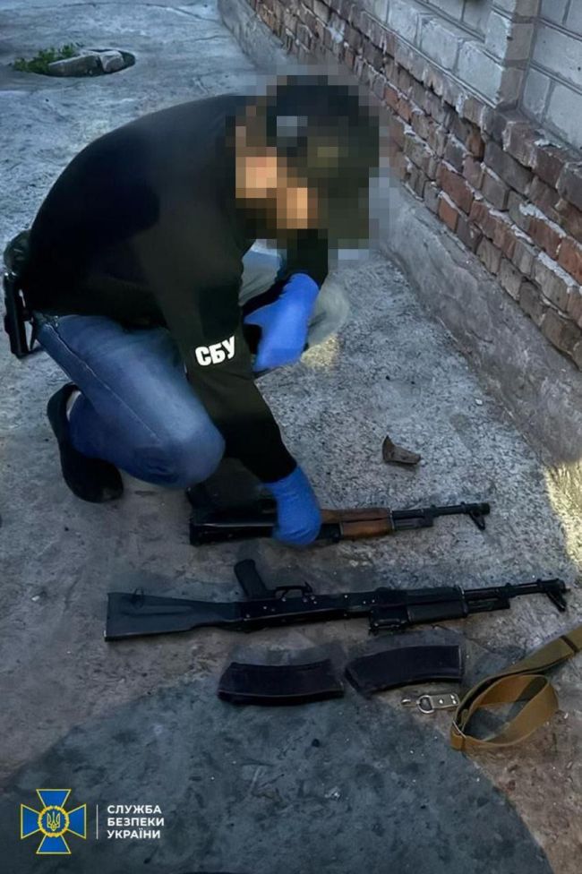 СБУ та Нацполіція затримали ще 4-х ділків, які намагалися налагодити незаконний продаж «трофейної» зброї в Україні СБУ та Нацполіція затримали ще 4-х ділків, які намагалися налагодити незаконний продаж «трофейної» зброї в Україні