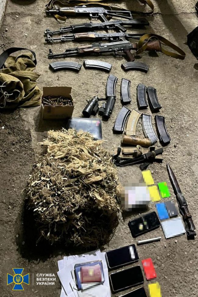 СБУ та Нацполіція затримали ще 4-х ділків, які намагалися налагодити незаконний продаж «трофейної» зброї в Україні СБУ та Нацполіція затримали ще 4-х ділків, які намагалися налагодити незаконний продаж «трофейної» зброї в Україні