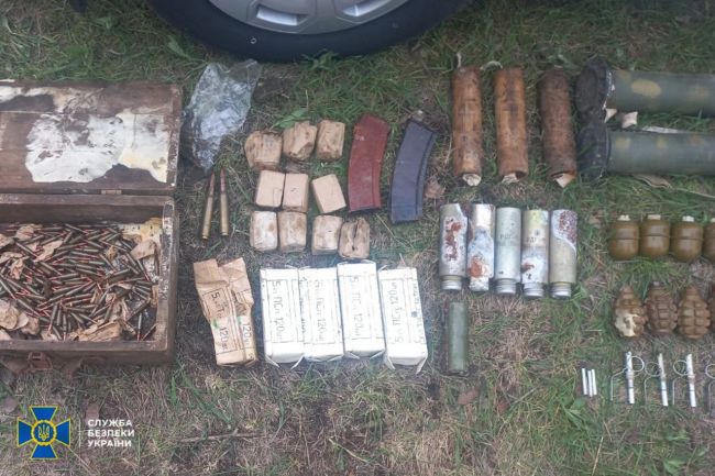 СБУ та Нацполіція затримали ще 4-х ділків, які намагалися налагодити незаконний продаж «трофейної» зброї в Україні СБУ та Нацполіція затримали ще 4-х ділків, які намагалися налагодити незаконний продаж «трофейної» зброї в Україні