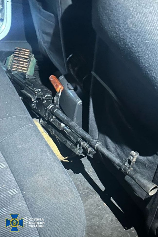 СБУ та Нацполіція затримали ще 4-х ділків, які намагалися налагодити незаконний продаж «трофейної» зброї в Україні СБУ та Нацполіція затримали ще 4-х ділків, які намагалися налагодити незаконний продаж «трофейної» зброї в Україні