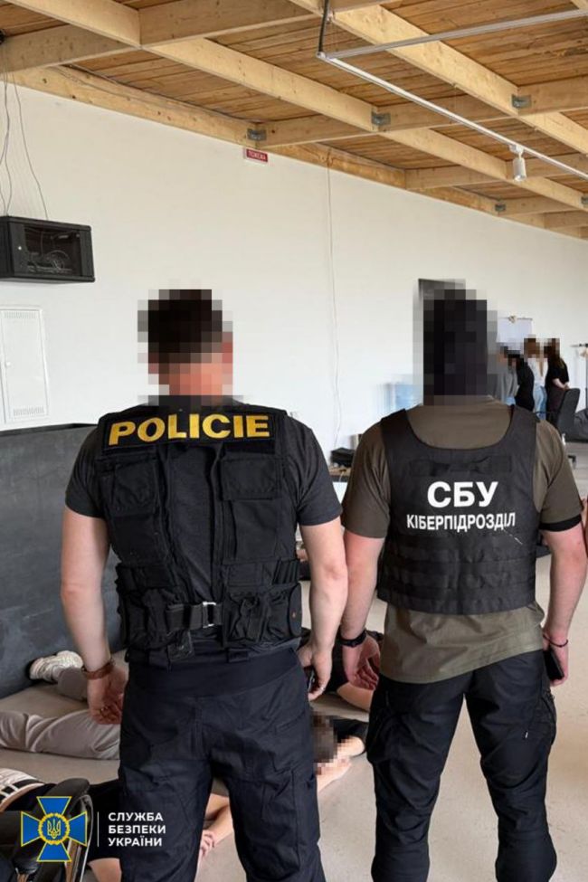 СБУ спільно з правоохоронцями Чехії викрила на Закарпатті кол-центр, який обкрадав громадян ЄС