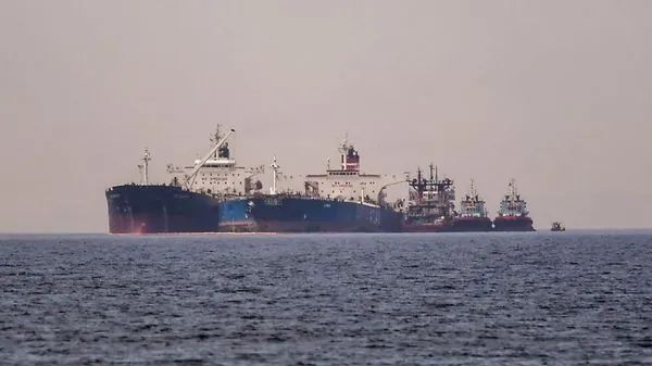 Великобритания введет санкции против 100 нефтяных танкеров теневого флота России