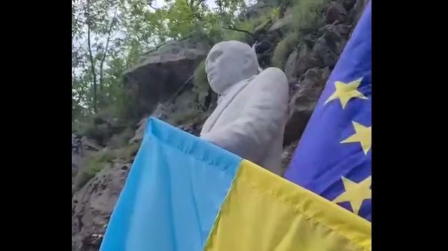 «Смертельний полк»: українці провели акцію біля памятника путіну в містах Вальйо та Болонья