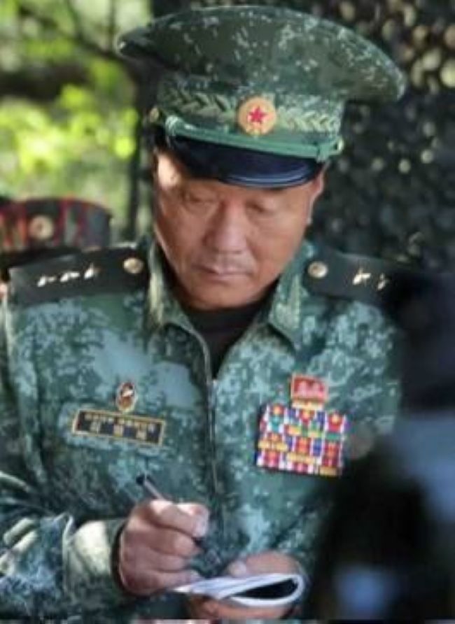 Ідентифіковані північнокорейські генерали, з якими вітався путін на своєму параді Ідентифіковані північнокорейські генерали, з якими вітався путін на своєму параді