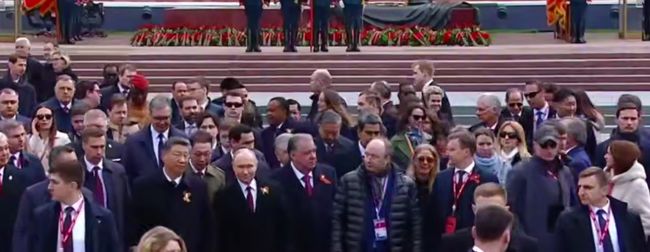російські пропагандисти показали гостей путінського параду як трофеї