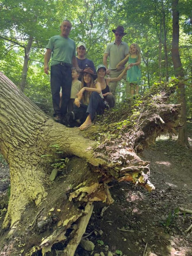 Міністр охорони здоровʼя США плавав у струмку зі стічними водами — там заборонено купатися вже понад 50 років