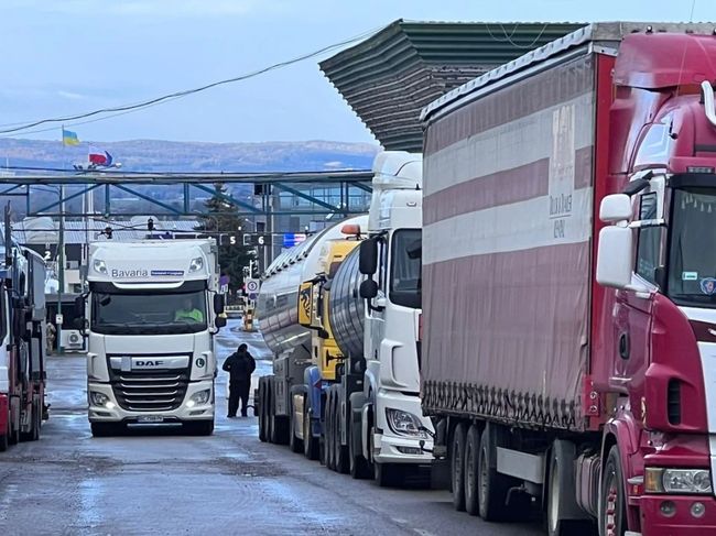 Протести можуть тривати до осені: польські перевізники заблокували рух вантажівок із пункту пропуску Ягодин-Дорогуськ Протести можуть тривати до осені: польські перевізники заблокували рух вантажівок із пункту пропуску Ягодин-Дорогуськ