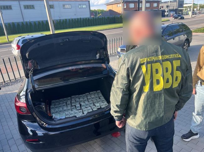 Внутрішня безпека Держприкордонслужби викрила зловмисника, який торгував документами і незаконно переправляв чоловіків закордон Внутрішня безпека Держприкордонслужби викрила зловмисника, який торгував документами і незаконно переправляв чоловіків закордон