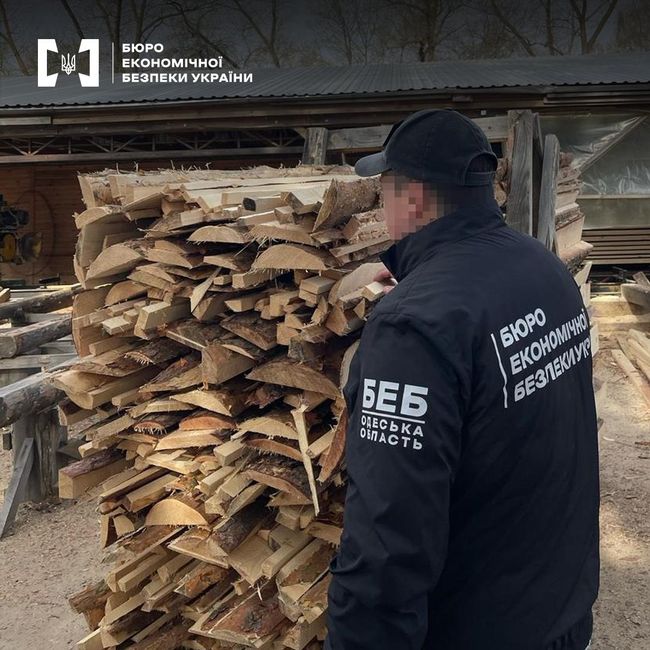 БЕБ зупинило контрабанду деревини