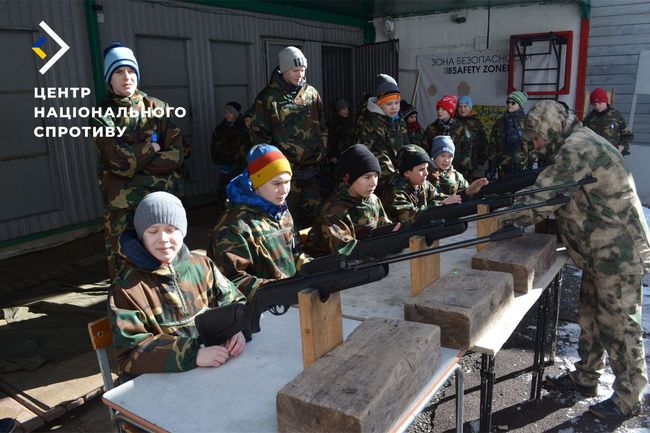 Окупанти формують списки дітей для мілітарних таборів