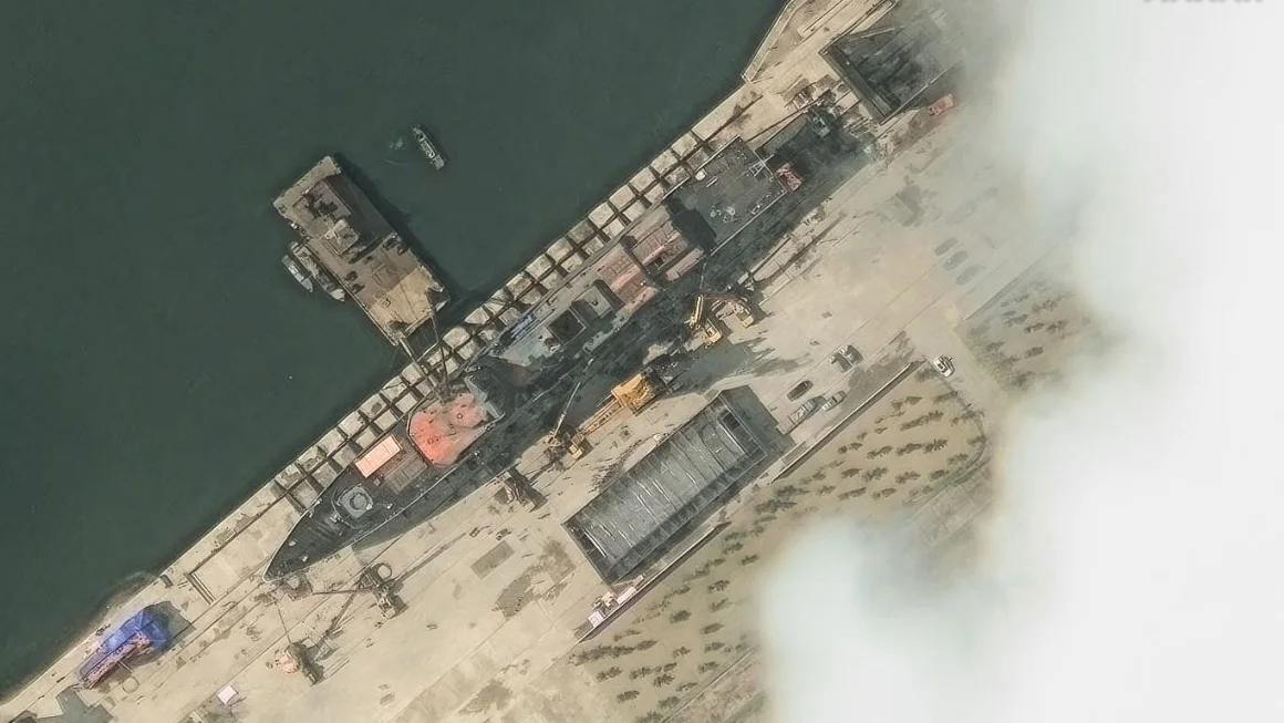 Новий есмінець КНДР зазнав аварії на церемонії спуску — він лежить у воді, а Кім Чен Ин лютує