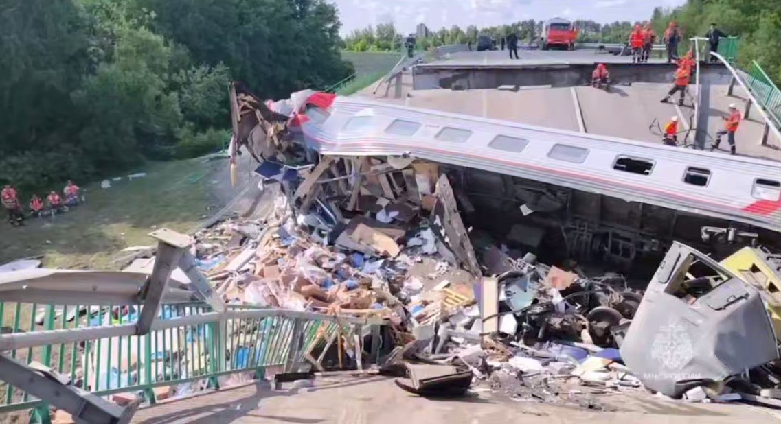 Оказывается тот мост, что рухнул в брянской области  буквально в прошлом году оснастили чудо-системой для защиты от актов незаконного вмешательства