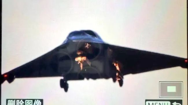 Схожий на НЛО: новий китайський літак-невидимку вперше показали спереду