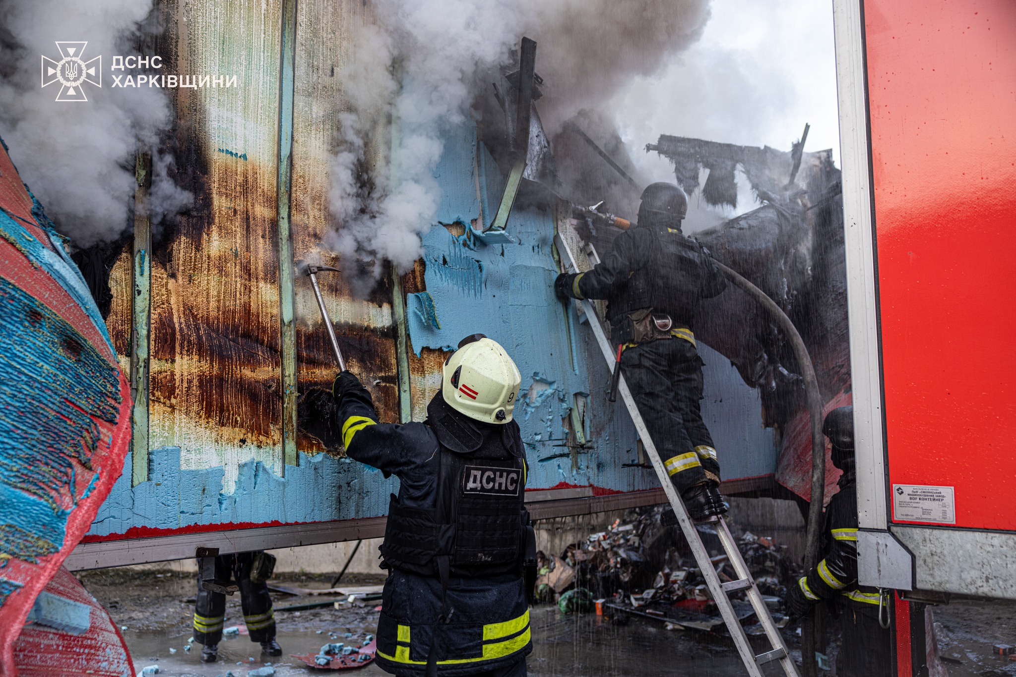 В результаті масованої атаки ударних безпілотників сталася масштабна пожежа на території поштового терміналу В результаті масованої атаки ударних безпілотників сталася масштабна пожежа на території поштового терміналу