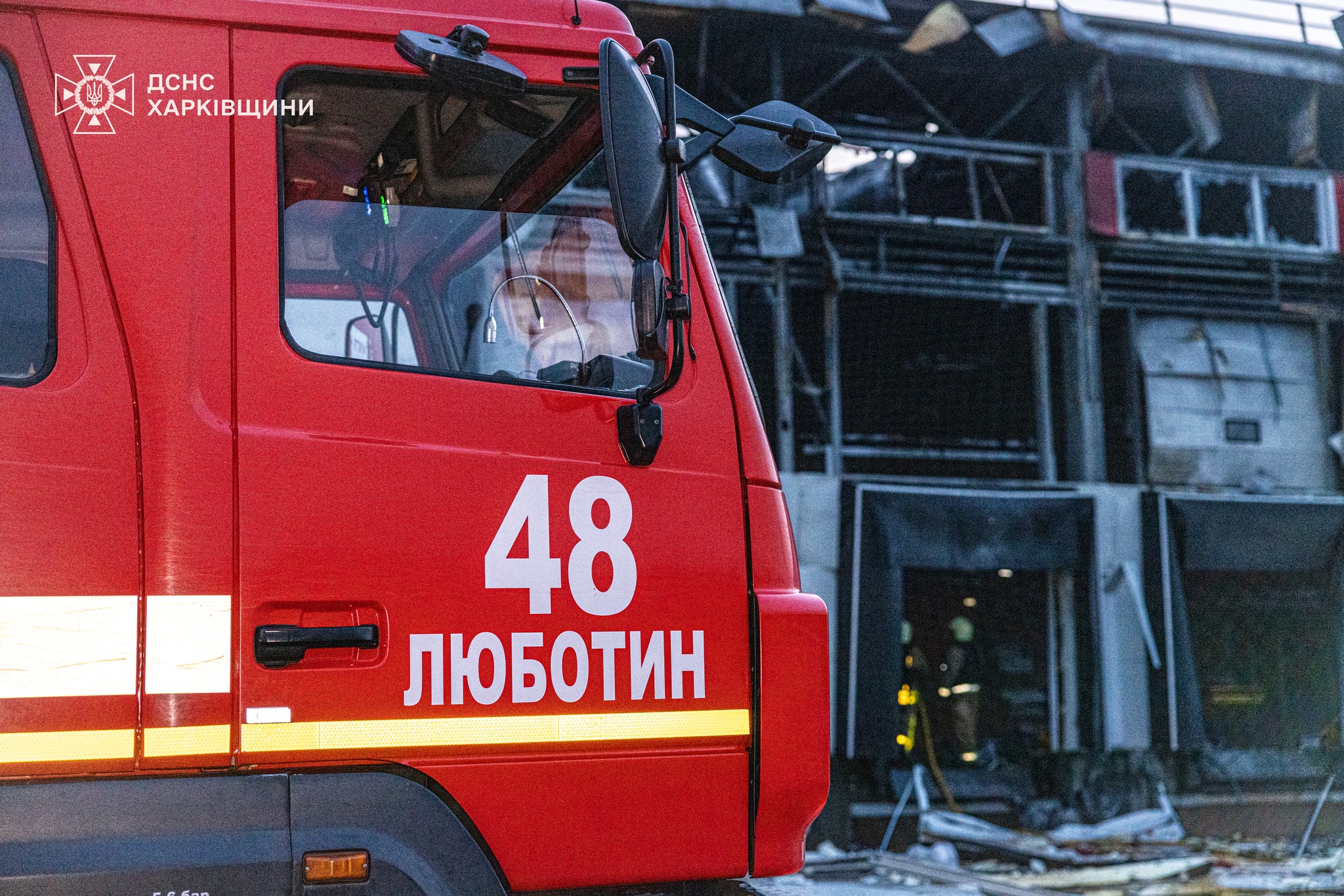 В результаті масованої атаки ударних безпілотників сталася масштабна пожежа на території поштового терміналу В результаті масованої атаки ударних безпілотників сталася масштабна пожежа на території поштового терміналу
