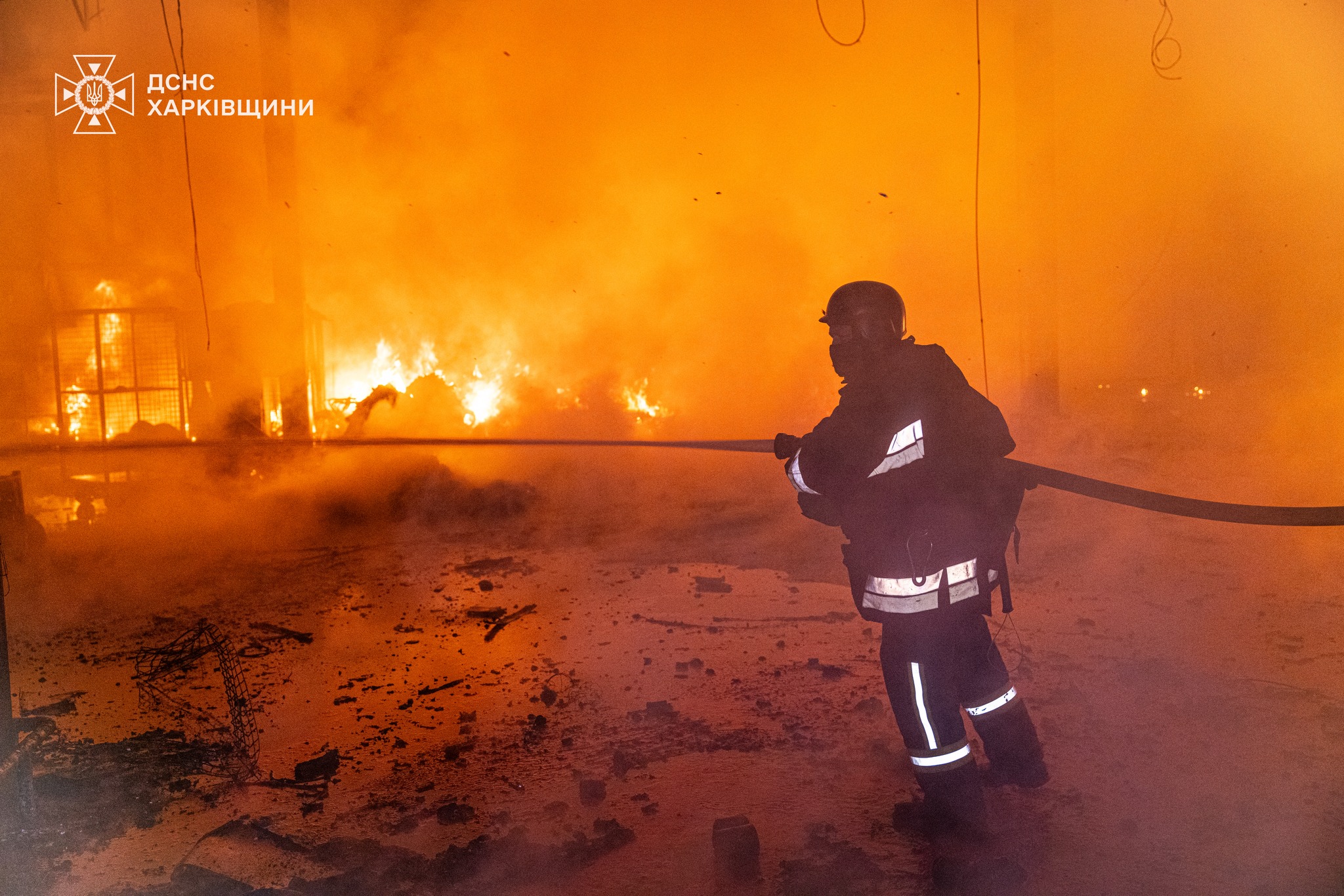 В результаті масованої атаки ударних безпілотників сталася масштабна пожежа на території поштового терміналу В результаті масованої атаки ударних безпілотників сталася масштабна пожежа на території поштового терміналу