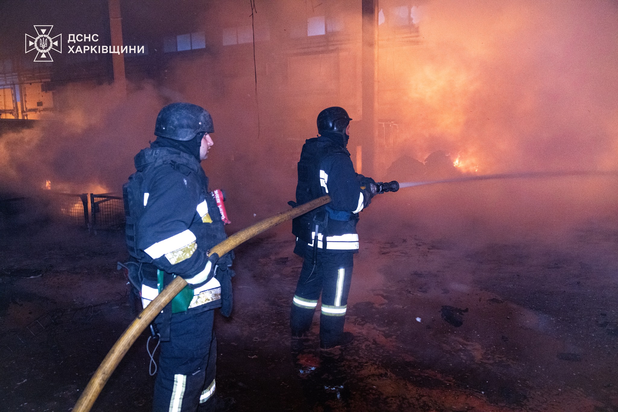 В результаті масованої атаки ударних безпілотників сталася масштабна пожежа на території поштового терміналу В результаті масованої атаки ударних безпілотників сталася масштабна пожежа на території поштового терміналу