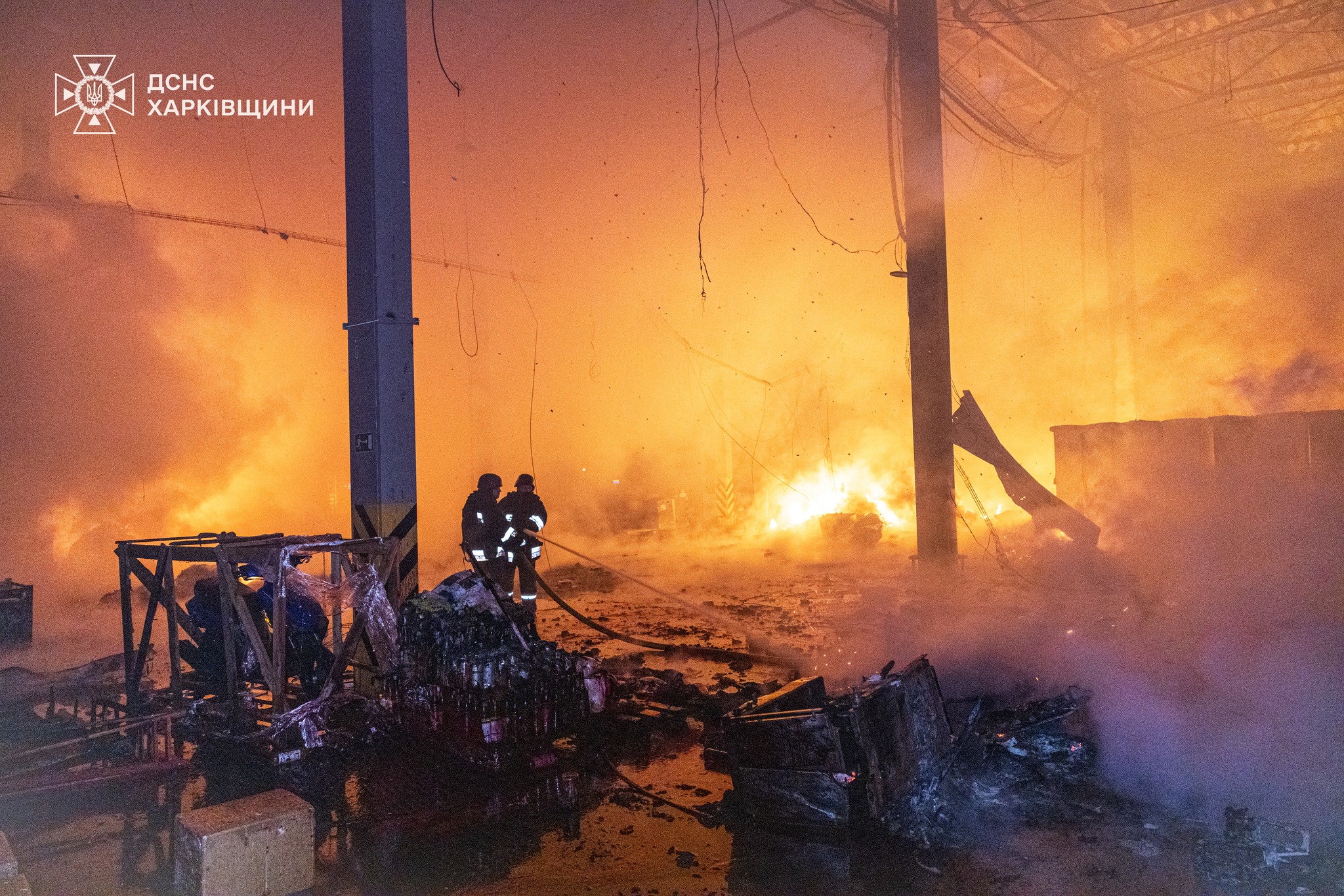 В результаті масованої атаки ударних безпілотників сталася масштабна пожежа на території поштового терміналу В результаті масованої атаки ударних безпілотників сталася масштабна пожежа на території поштового терміналу