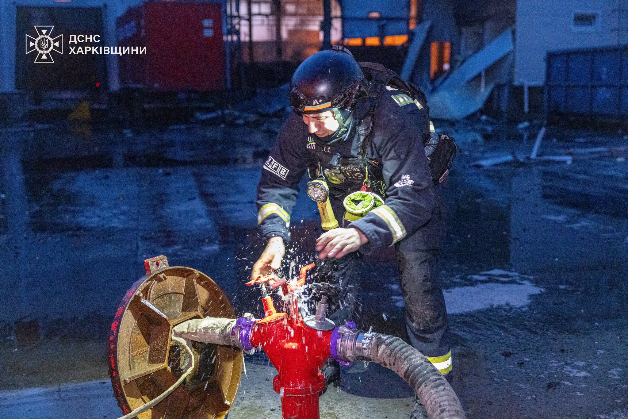 В результаті масованої атаки ударних безпілотників сталася масштабна пожежа на території поштового терміналу В результаті масованої атаки ударних безпілотників сталася масштабна пожежа на території поштового терміналу