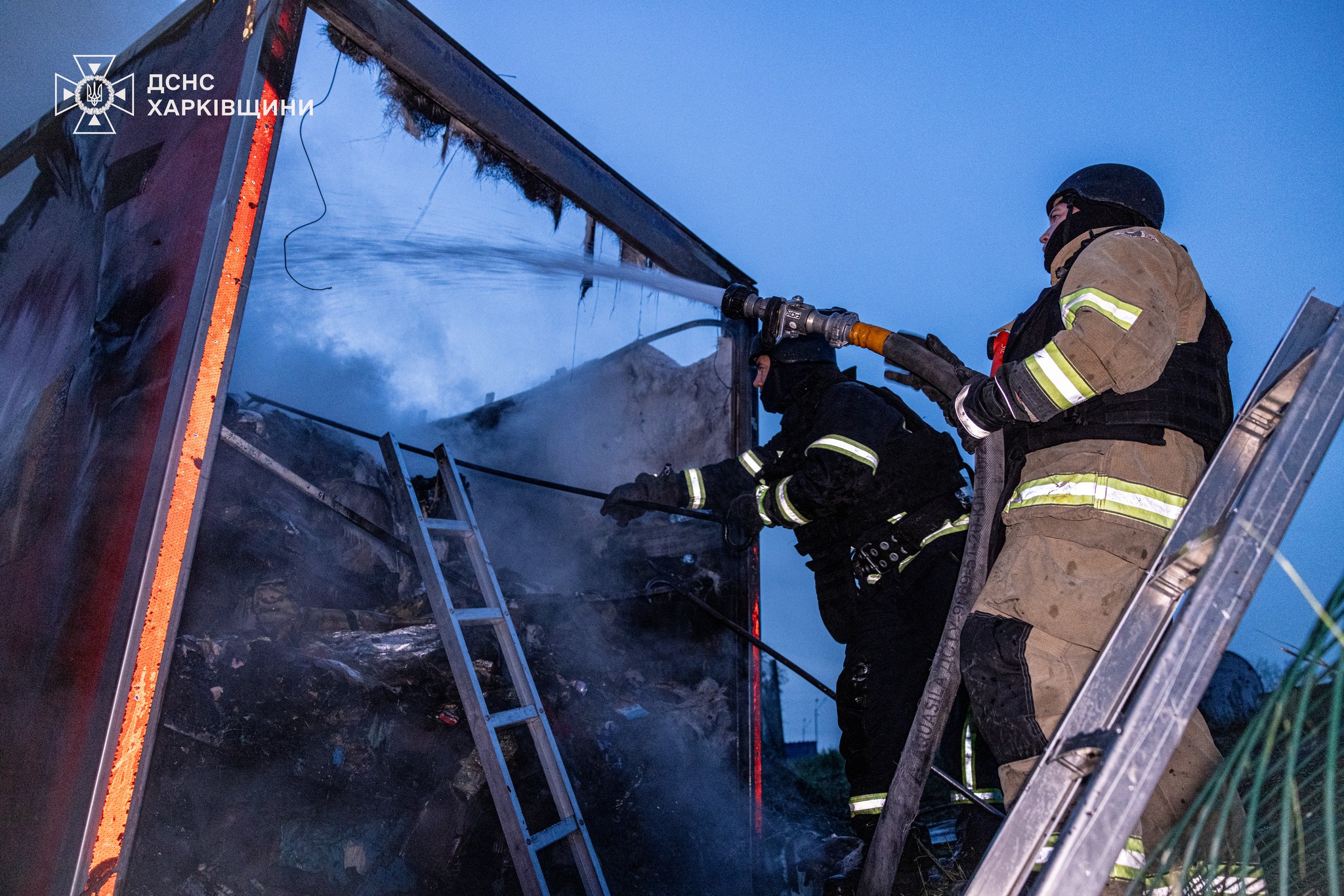 В результаті масованої атаки ударних безпілотників сталася масштабна пожежа на території поштового терміналу В результаті масованої атаки ударних безпілотників сталася масштабна пожежа на території поштового терміналу