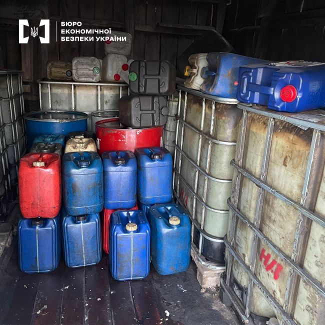 Детективи ТУ БЕБ у Полтавській області викрили трьох мешканців Лубенського району, які продавали незаконно виготовлене пальне