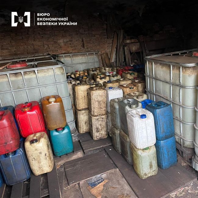 Детективи ТУ БЕБ у Полтавській області викрили трьох мешканців Лубенського району, які продавали незаконно виготовлене пальне Детективи ТУ БЕБ у Полтавській області викрили трьох мешканців Лубенського району, які продавали незаконно виготовлене пальне