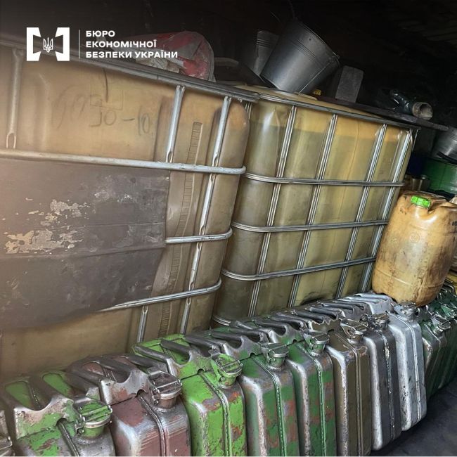 Детективи ТУ БЕБ у Полтавській області викрили трьох мешканців Лубенського району, які продавали незаконно виготовлене пальне Детективи ТУ БЕБ у Полтавській області викрили трьох мешканців Лубенського району, які продавали незаконно виготовлене пальне