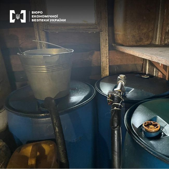 Детективи ТУ БЕБ у Полтавській області викрили трьох мешканців Лубенського району, які продавали незаконно виготовлене пальне Детективи ТУ БЕБ у Полтавській області викрили трьох мешканців Лубенського району, які продавали незаконно виготовлене пальне