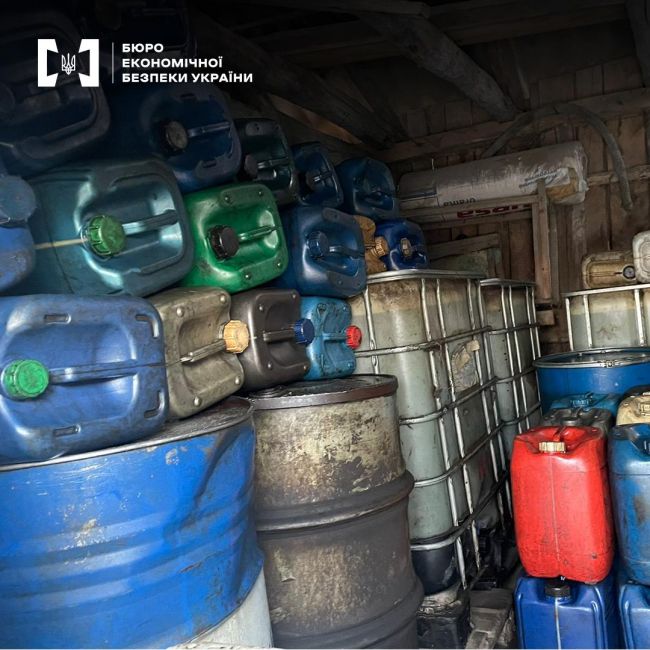 Детективи ТУ БЕБ у Полтавській області викрили трьох мешканців Лубенського району, які продавали незаконно виготовлене пальне Детективи ТУ БЕБ у Полтавській області викрили трьох мешканців Лубенського району, які продавали незаконно виготовлене пальне