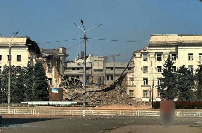 росіяни знищили будівлю Херсонської обласної державної адміністрації (ФОТО)