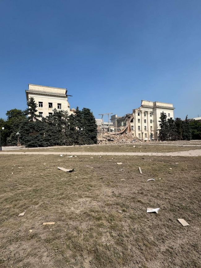 росіяни знищили будівлю Херсонської обласної державної адміністрації (ФОТО)