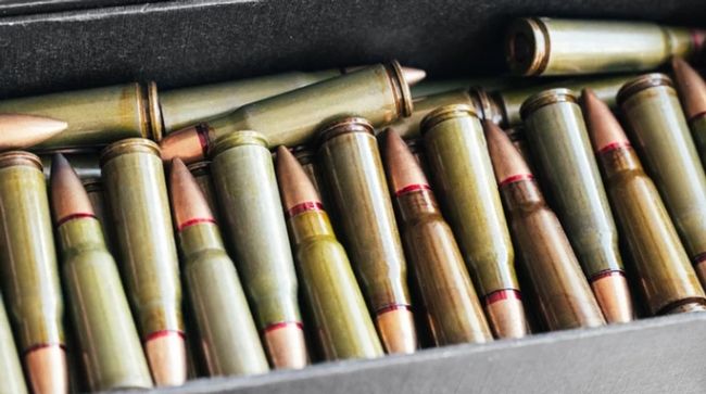 Трьом ексміністрам оборони України повідомлено про підозру у держзраді