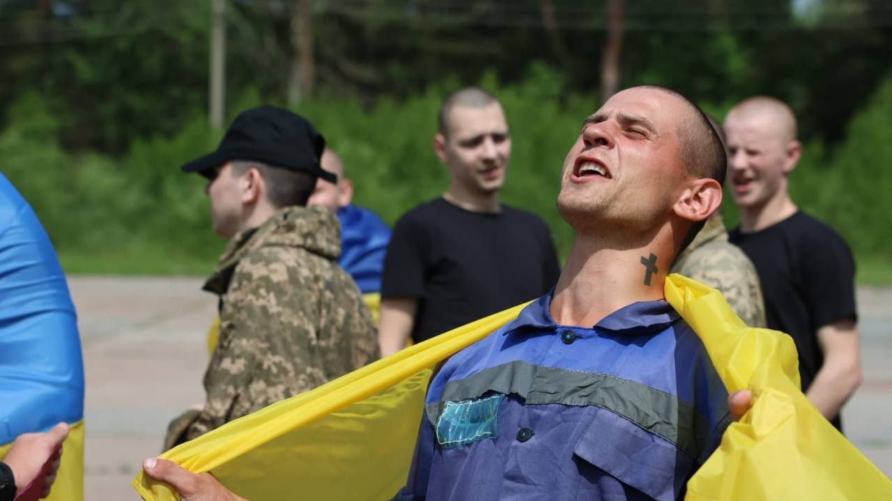 Наші — вдома. З російського полону повернулася перша група військовослужбовців віком до 25 років