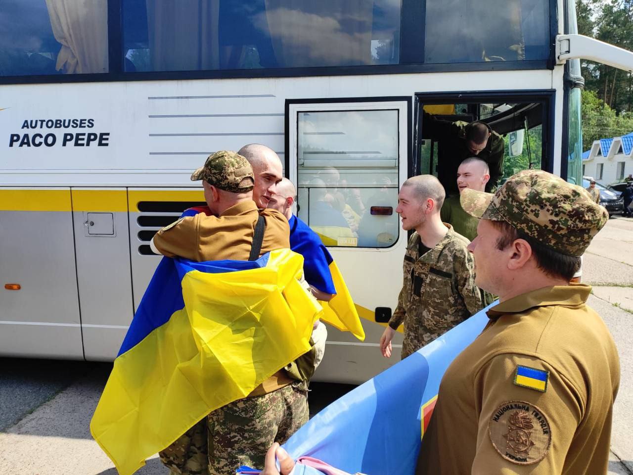 Наші — вдома. З російського полону повернулася перша група військовослужбовців віком до 25 років