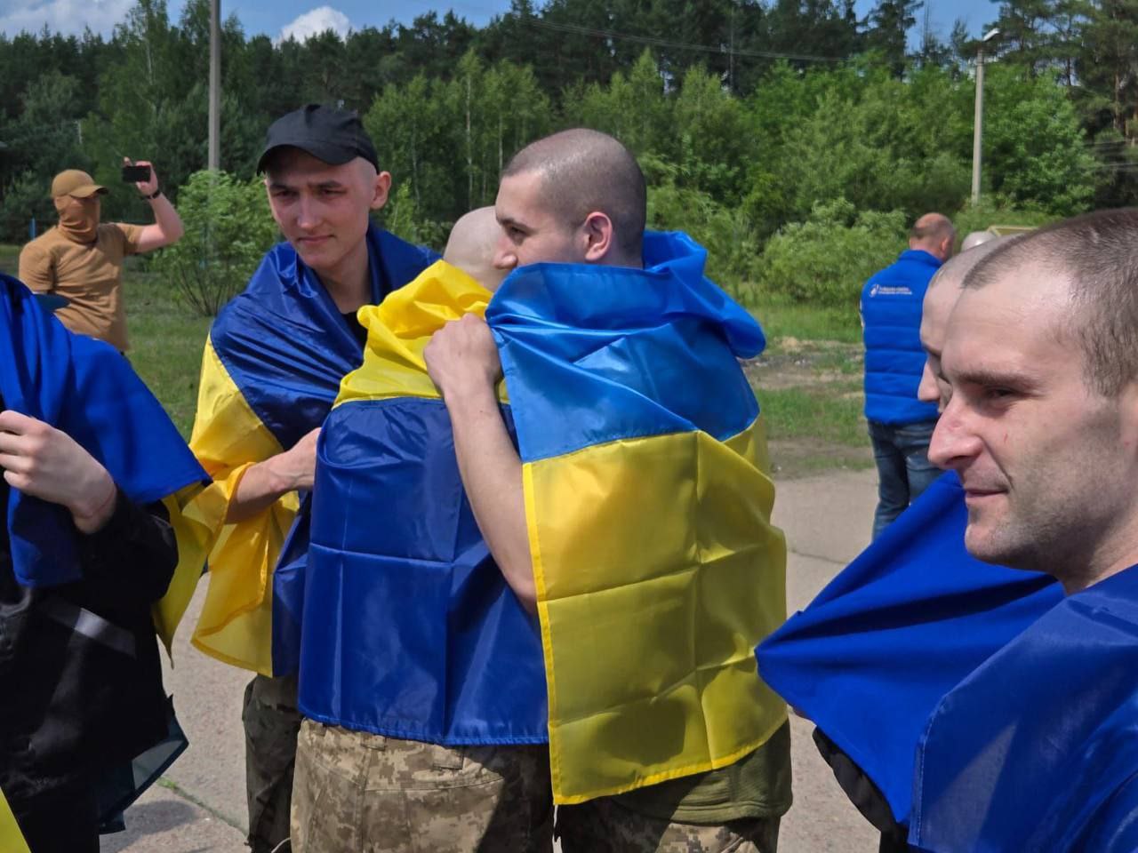 Наші — вдома. З російського полону повернулася перша група військовослужбовців віком до 25 років