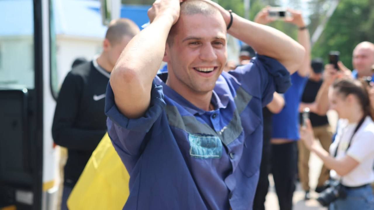 Наші — вдома. З російського полону повернулася перша група військовослужбовців віком до 25 років