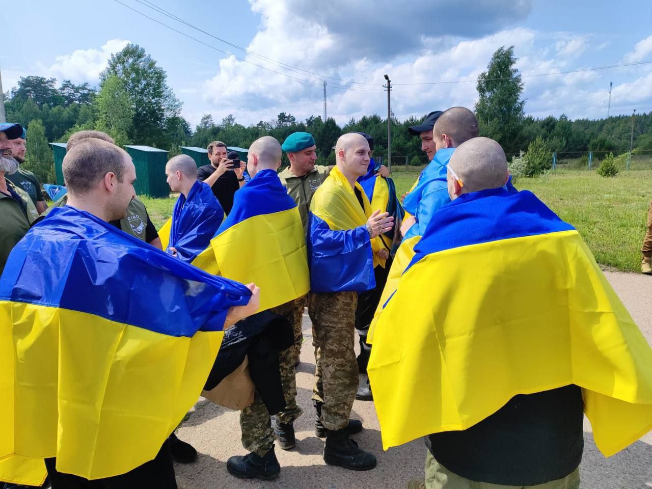 Наші — вдома. З російського полону повернулася перша група військовослужбовців віком до 25 років