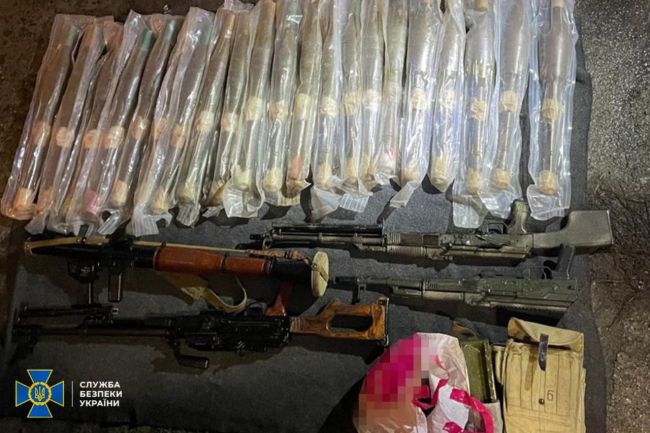 СБУ, ДБР та Нацполіція затримали ще 6-х ділків, які намагалися продавати трофейну зброю в Україні