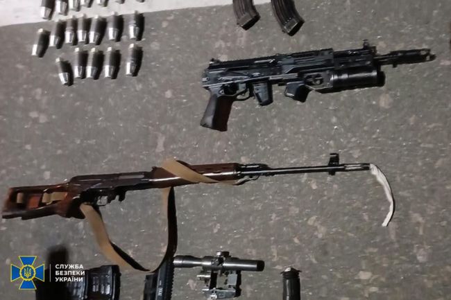 СБУ, ДБР та Нацполіція затримали ще 6-х ділків, які намагалися продавати трофейну зброю в Україні