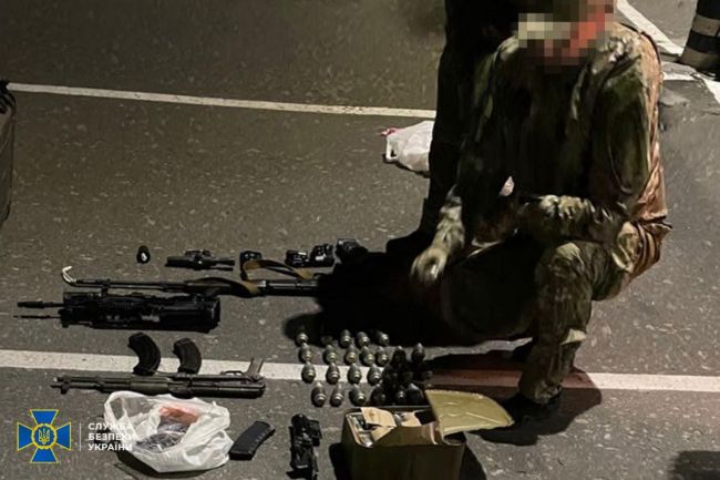 СБУ, ДБР та Нацполіція затримали ще 6-х ділків, які намагалися продавати трофейну зброю в Україні