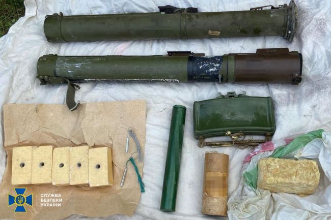 СБУ, ДБР та Нацполіція затримали ще 6-х ділків, які намагалися продавати трофейну зброю в Україні