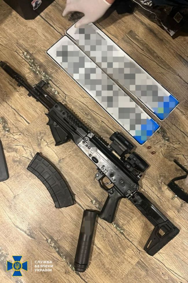 СБУ, ДБР та Нацполіція затримали ще 6-х ділків, які намагалися продавати трофейну зброю в Україні