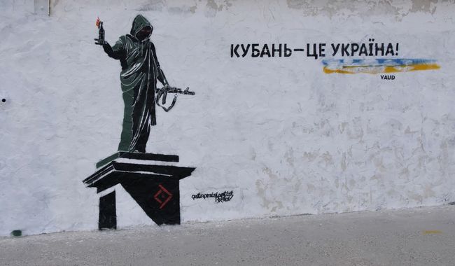Дюк з автоматом і коктейлем Молотова: в Одесі зʼявився мурал, присвячений Руху опору проти агресії рф