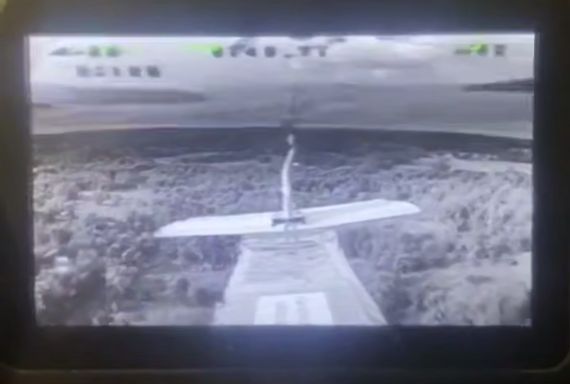 российские оккупанты хвастаются, что запускают fpv-дрон с дрона-камикадзе “Молния-2” российские оккупанты хвастаются, что запускают fpv-дрон с дрона-камикадзе “Молния-2”