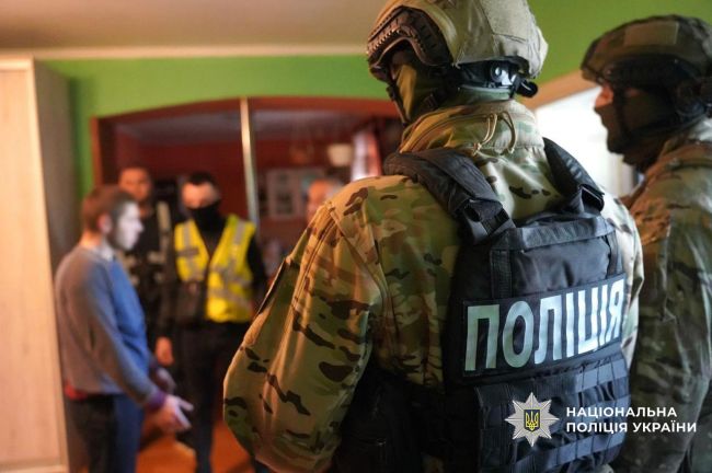 Нацполіція провела масштабну загальнодержавну спецоперацію по боротьбі з незаконним обігом зброї та боєприпасів: триває понад 500 обшуків Нацполіція провела масштабну загальнодержавну спецоперацію по боротьбі з незаконним обігом зброї та боєприпасів: триває понад 500 обшуків