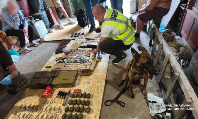 Нацполіція провела масштабну загальнодержавну спецоперацію по боротьбі з незаконним обігом зброї та боєприпасів: триває понад 500 обшуків Нацполіція провела масштабну загальнодержавну спецоперацію по боротьбі з незаконним обігом зброї та боєприпасів: триває понад 500 обшуків